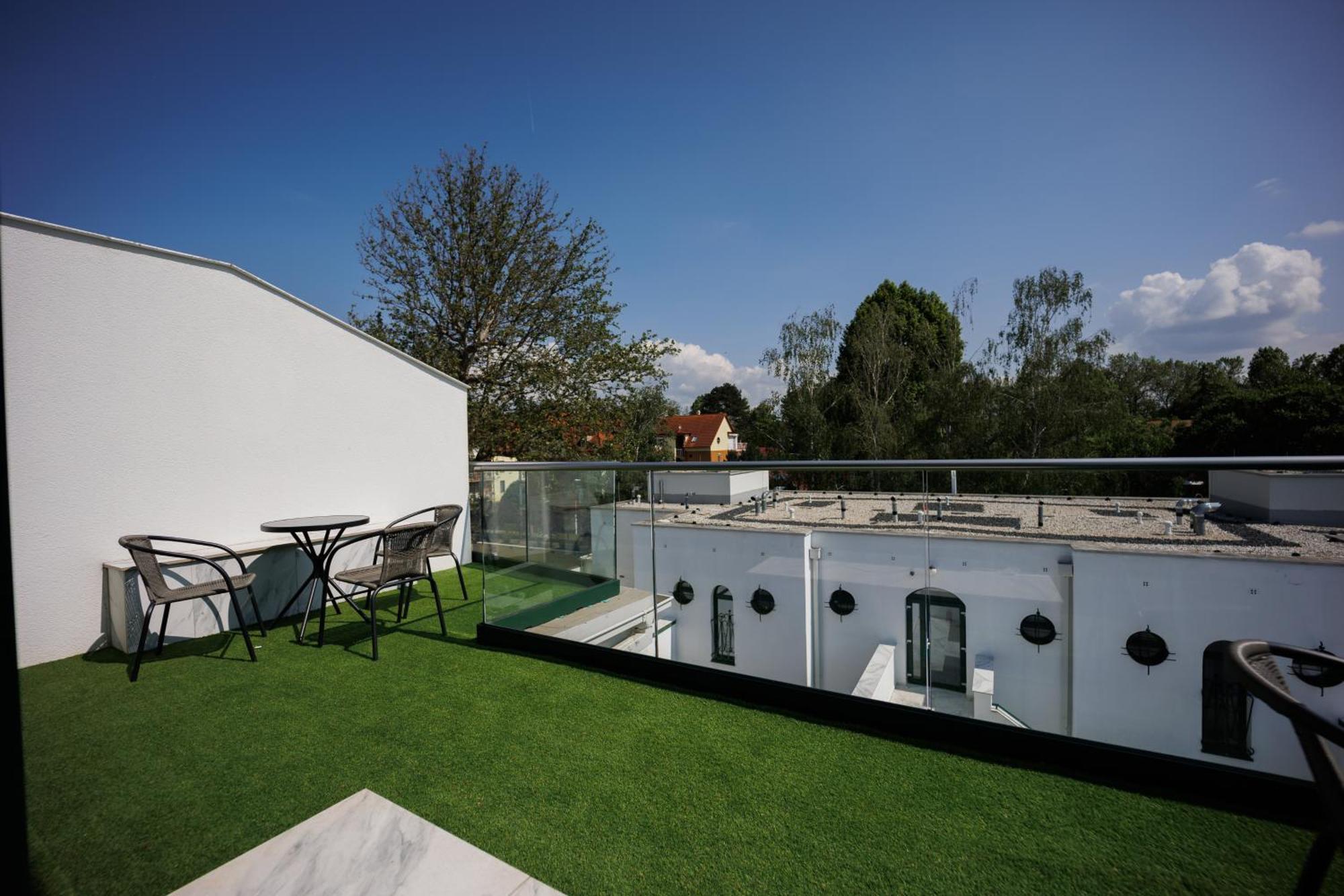 Villa Bauhaus Labi Garden Wellness Apartman シオーフォク エクステリア 写真