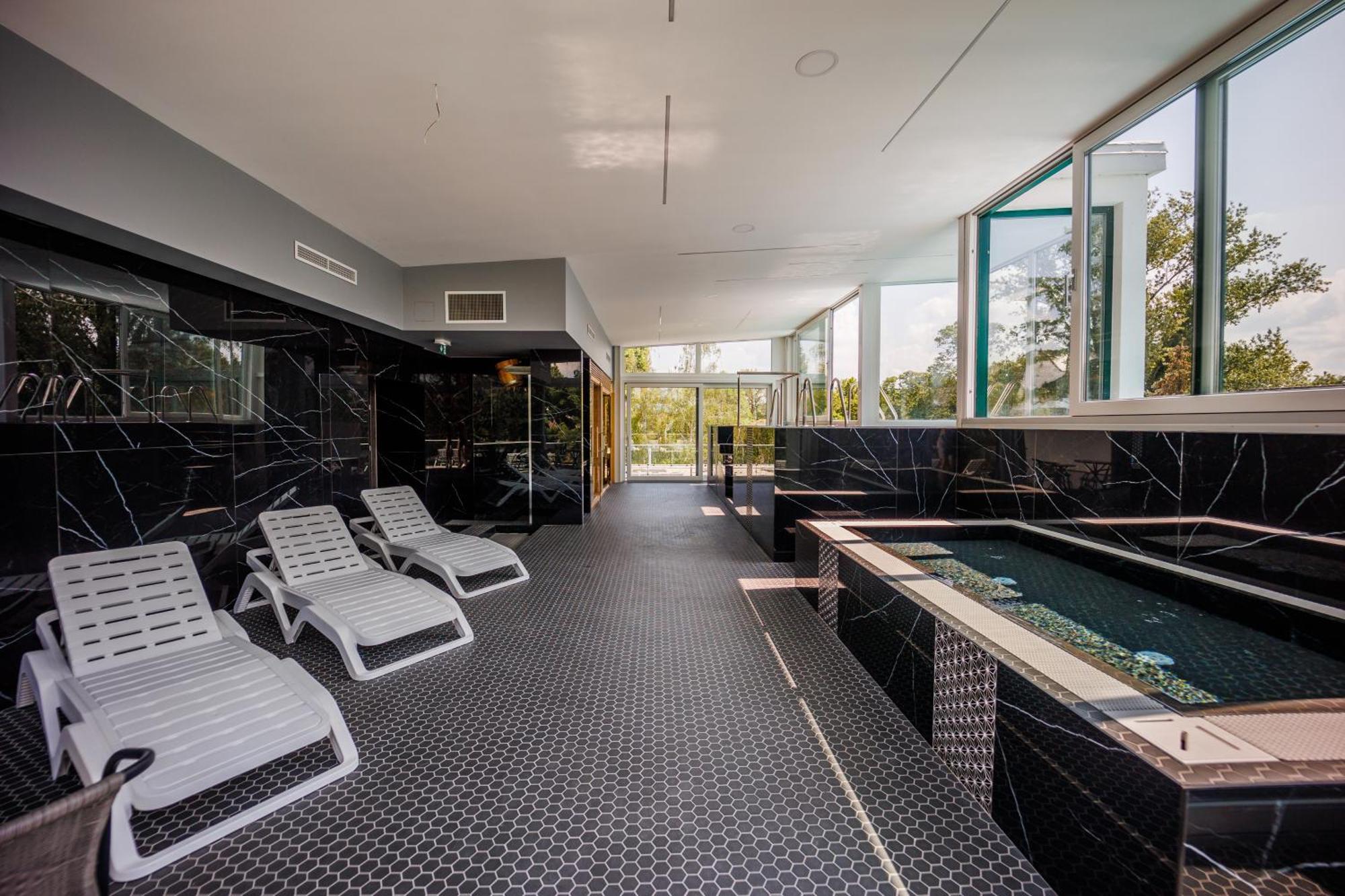 Villa Bauhaus Labi Garden Wellness Apartman シオーフォク エクステリア 写真